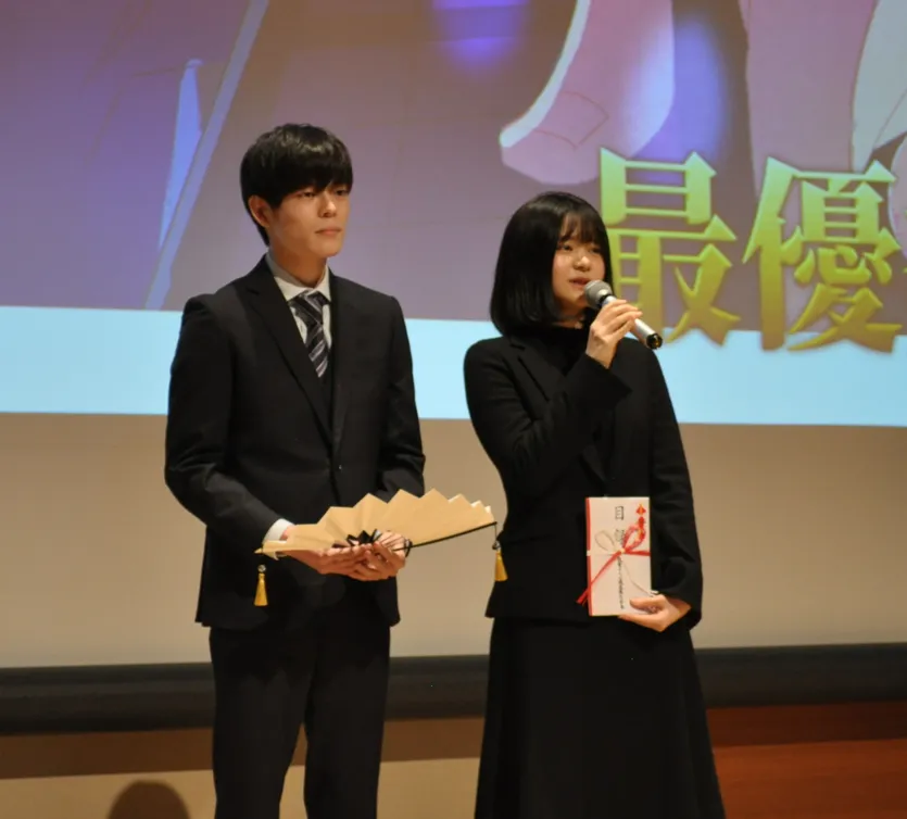最優秀賞は松本編成局長より、優秀賞は岡田副市長より、京都の伝統工芸である京扇子で作られた表彰状と目録（賞金：最優秀10万円、優秀賞5万円）を授与、受賞者からコメントを頂きました。